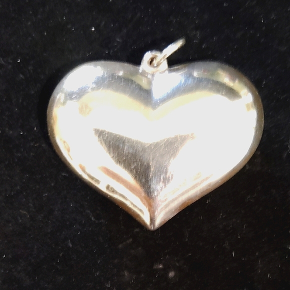 Elegant Sterling Silver Heart Pendant and Chain. - Picture 2 of 6